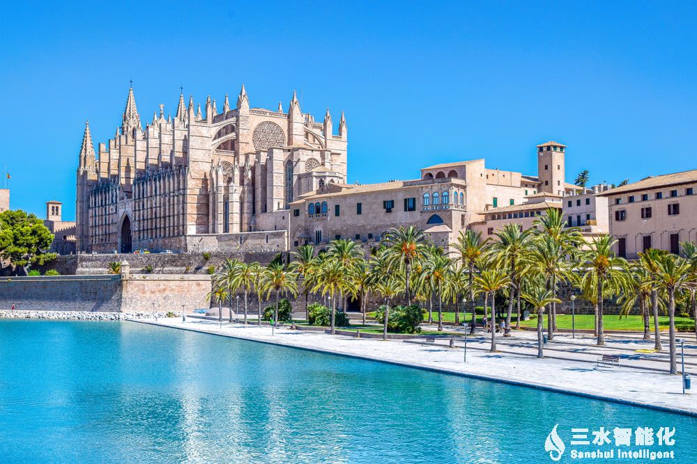 降低能源消耗,降低維護成本,智能建筑中的樓宇自動化系統(tǒng)解決建筑管理痛點!(圖1) brown concrete building near body of water during_y.jpg