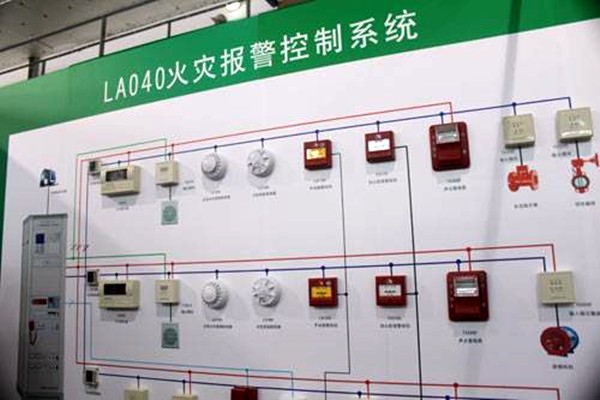 出現(xiàn)火警時，樓宇控制系統(tǒng)如何快速做出反應(yīng)？